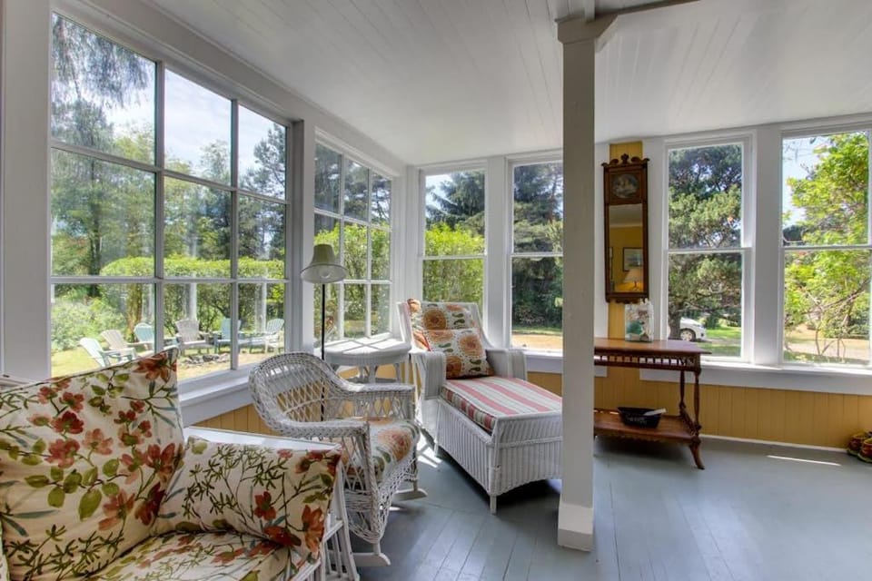 Historic home on one acre meadow near beach & golf - dog-friendly House in Gearhart