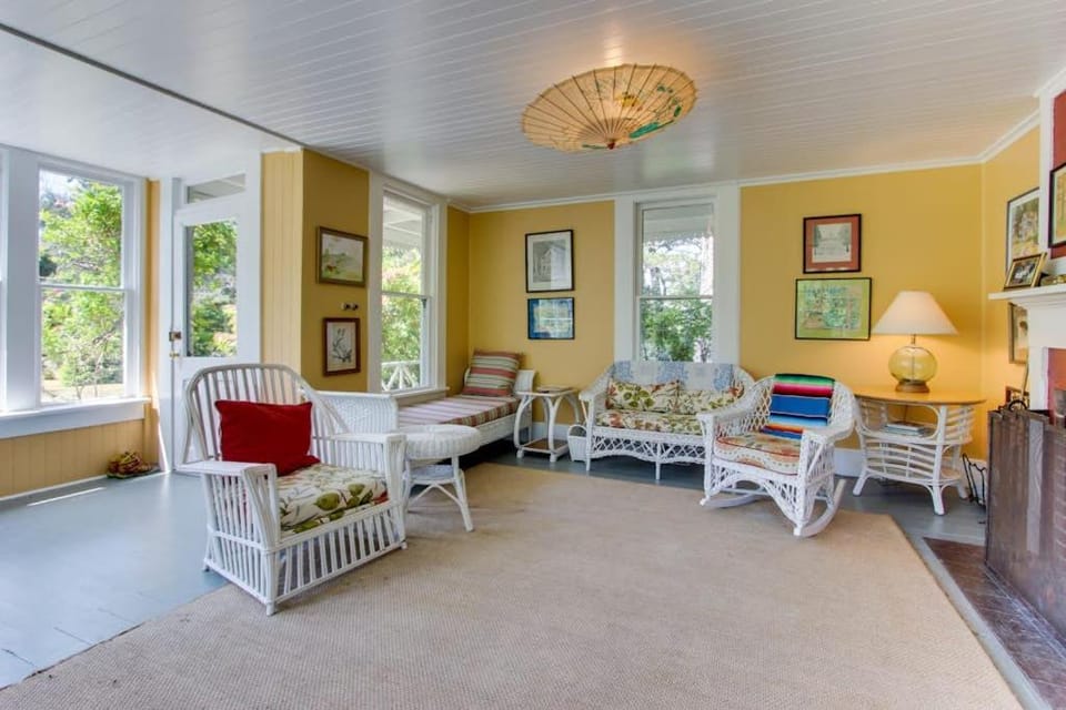 Historic home on one acre meadow near beach & golf - dog-friendly House in Gearhart
