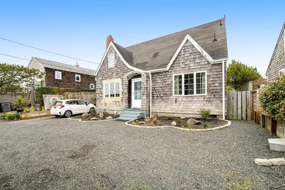 Charming dog-friendly cottage with sauna easy beach access deck & yard House in Gearhart