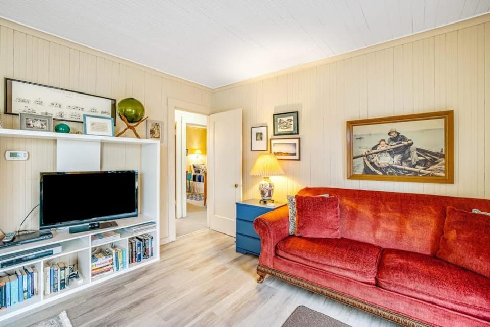 Charming dog-friendly cottage with sauna easy beach access deck & yard House in Gearhart