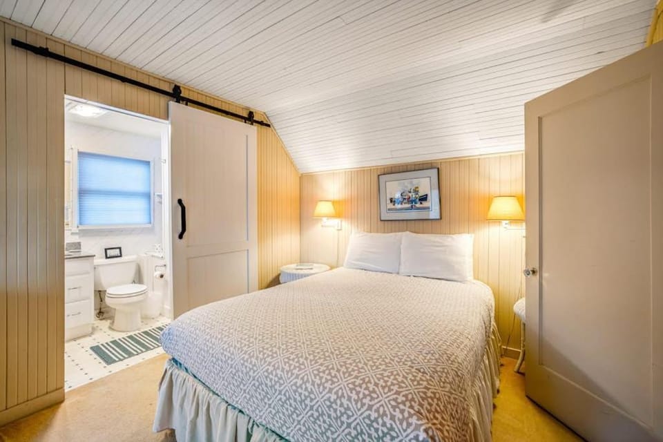 Charming dog-friendly cottage with sauna easy beach access deck & yard House in Gearhart