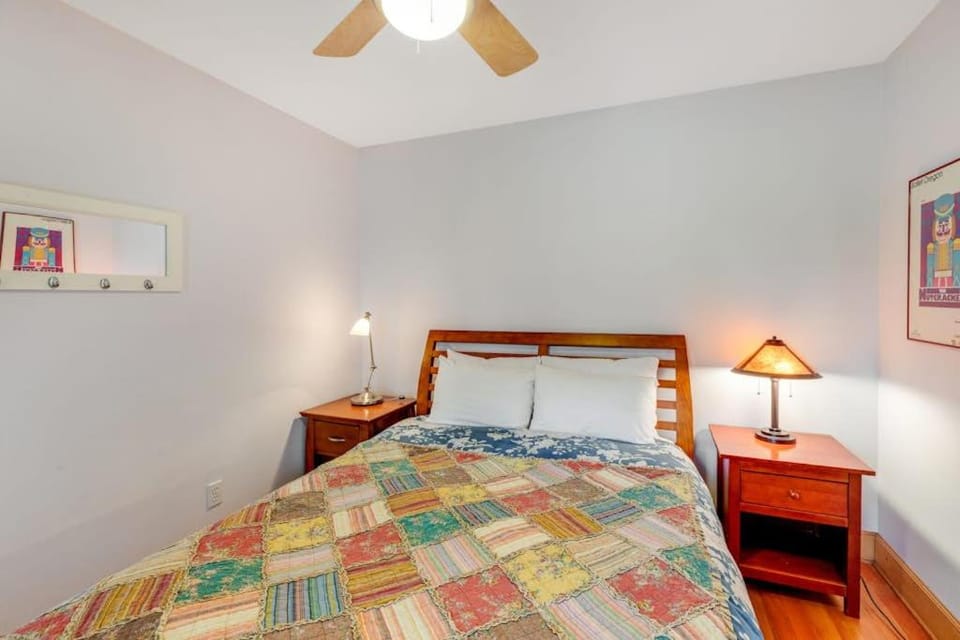 Spacious Cottage with Enclosed Yard - Walk to the Beach Weddings Welcome House in Gearhart