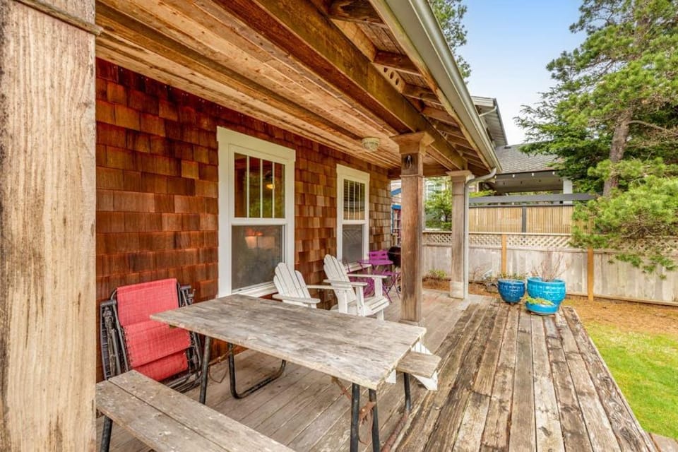 Spacious Cottage with Enclosed Yard - Walk to the Beach Weddings Welcome House in Gearhart