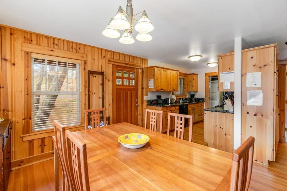 Spacious Cottage with Enclosed Yard - Walk to the Beach Weddings Welcome House in Gearhart