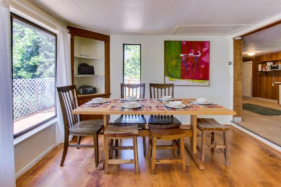Cozy home with private hot tub near Ridge Trail and golf House in Gearhart
