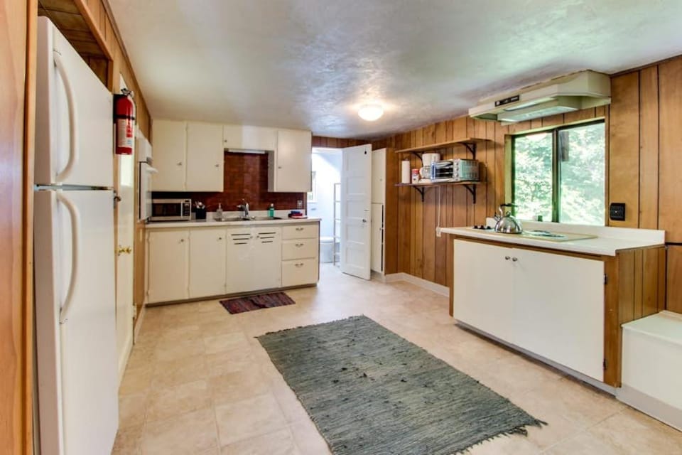 Cozy home with private hot tub near Ridge Trail and golf House in Gearhart
