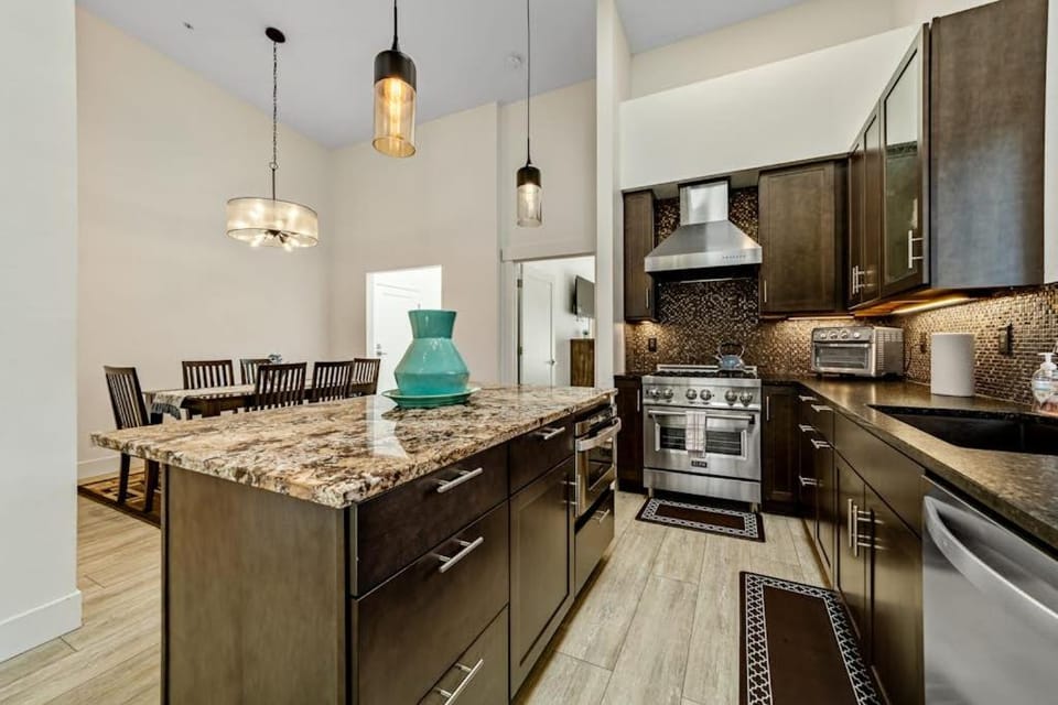Stunning apt near the ocean with gas fireplace partial water views & grill Apartment in Gold Beach