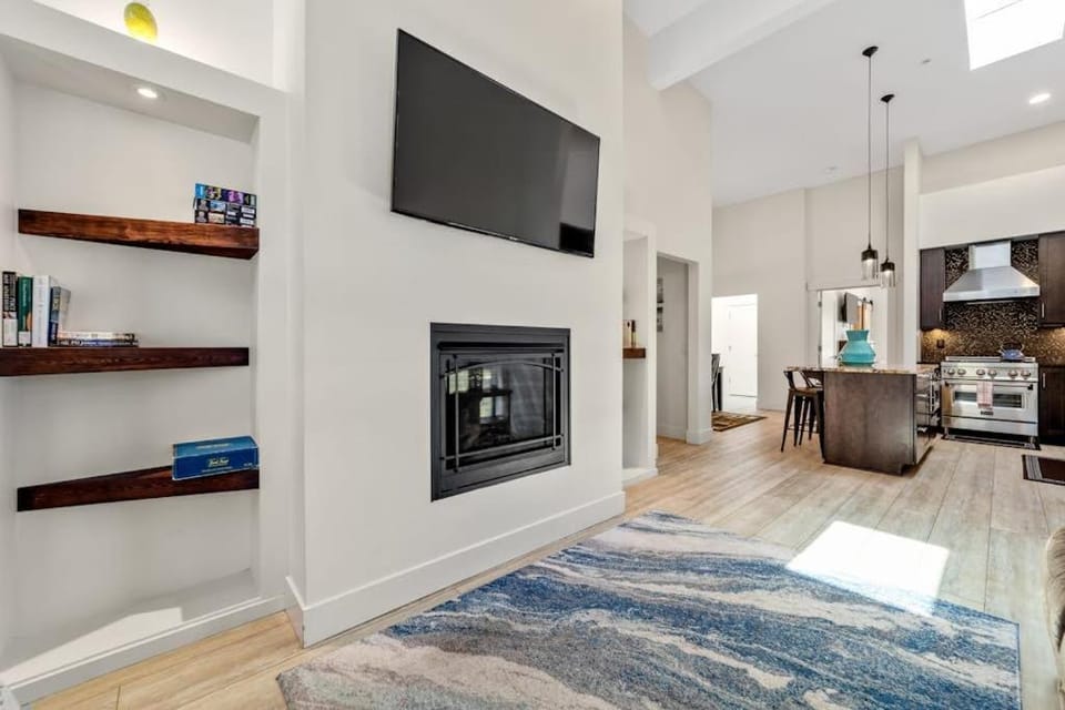 Stunning apt near the ocean with gas fireplace partial water views & grill Apartment in Gold Beach