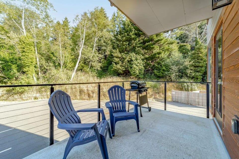 Stunner apartments with fireplace grill partial ocean views & partial AC Apartment in Gold Beach