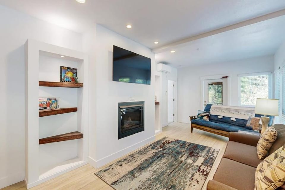 Stunner apartments with fireplace grill partial ocean views & partial AC Apartment in Gold Beach