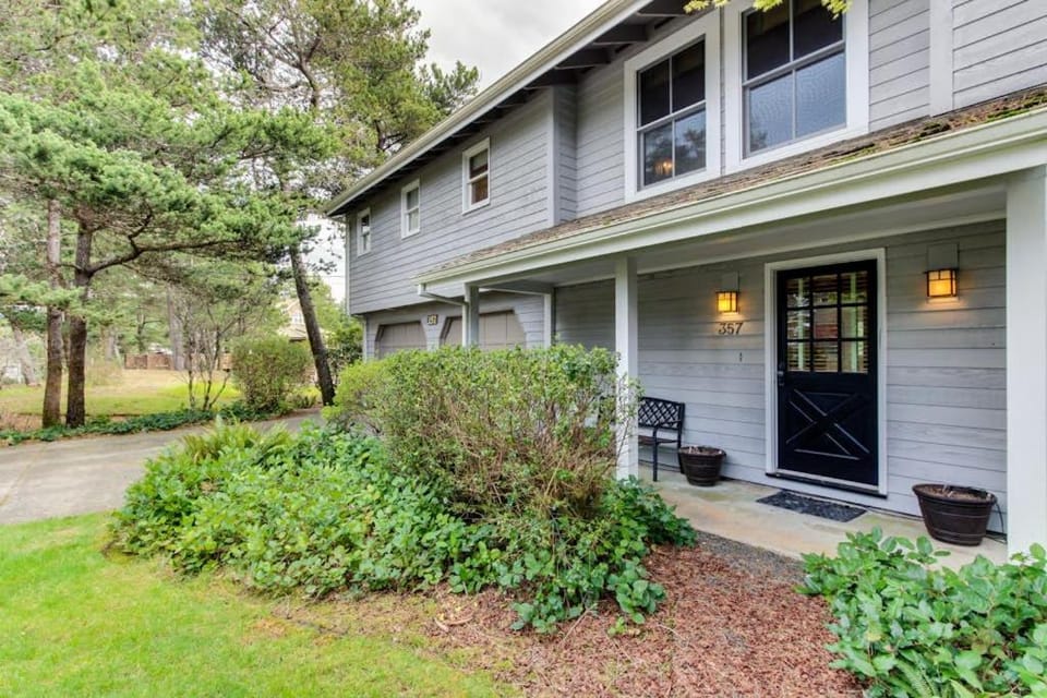 Dog-Friendly modern rustic house with easy beach access House in Gearhart