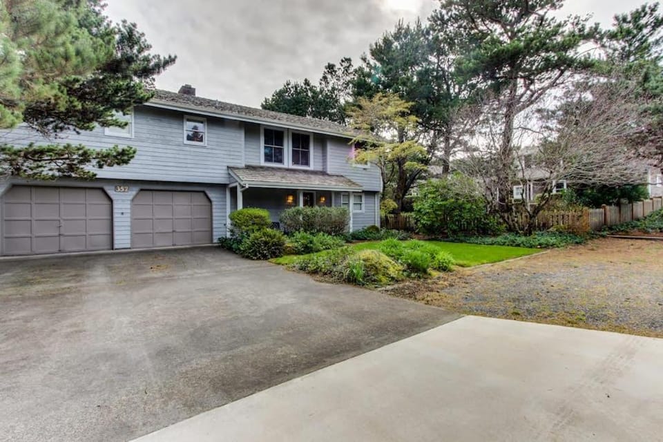 Dog-Friendly modern rustic house with easy beach access House in Gearhart