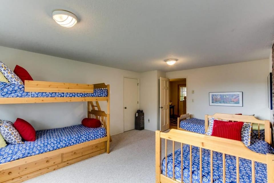 Dog-Friendly modern rustic house with easy beach access House in Gearhart