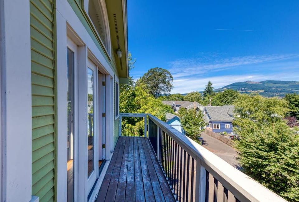 Spacious downtown craftsman with private hot tub & river views House in Hood River