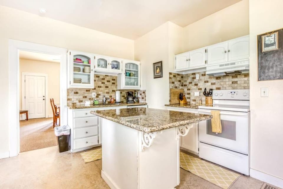 Spacious downtown craftsman with private hot tub & river views House in Hood River