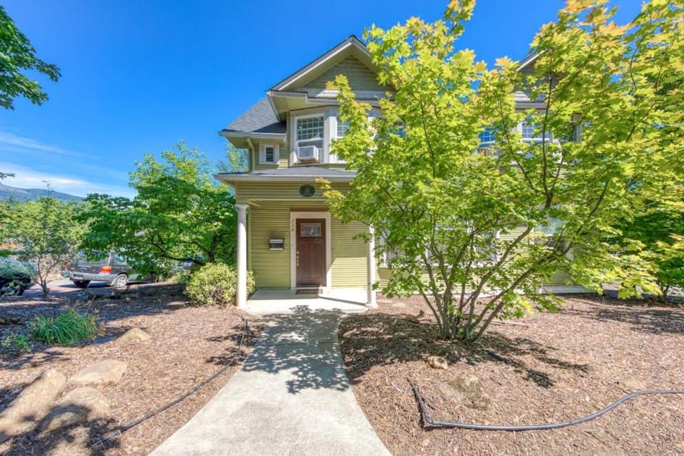 Spacious downtown craftsman with private hot tub & river views House in Hood River