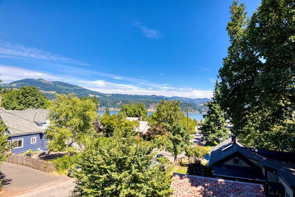 Spacious downtown craftsman with private hot tub & river views House in Hood River