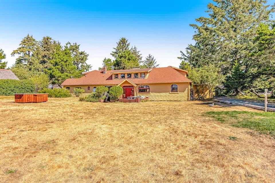 Dog-Friendly Home with Sea Views on Little Beach and Half-Mile to the Ocean House in Gearhart