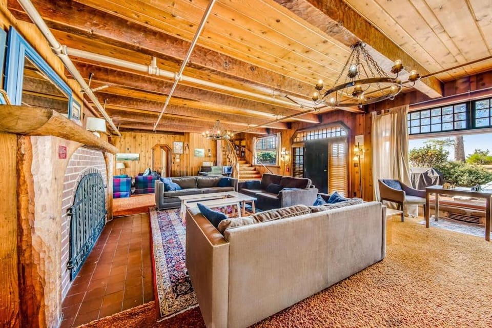 Dog-Friendly Home with Sea Views on Little Beach and Half-Mile to the Ocean House in Gearhart