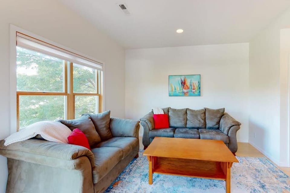 Stylish condo with balcony private washer&dryer & full kitchen - close to river House in Hood River
