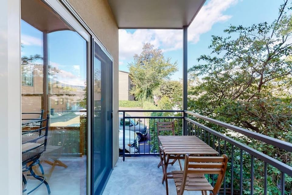 Stylish condo with balcony private washer&dryer & full kitchen - close to river House in Hood River
