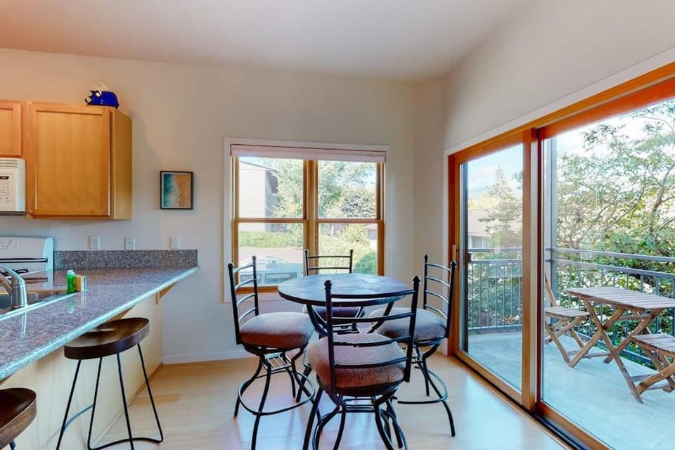 Stylish condo with balcony private washer&dryer & full kitchen - close to river House in Hood River