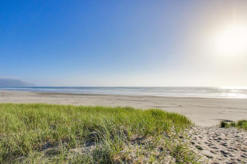Sunny Oceanfront Condo with Great Views & Amazing Beach Access House in Gearhart