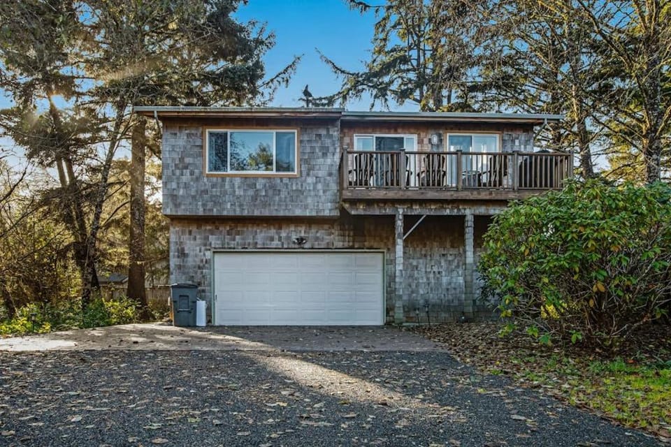 Luxe Home with Private Hot Tub washer&dryer & Free WiFi - Short Walk to Beach House in Manzanita
