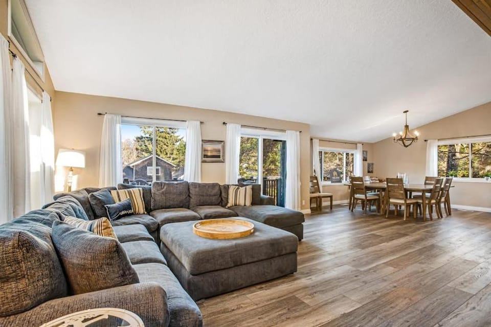 Luxe Home with Private Hot Tub washer&dryer & Free WiFi - Short Walk to Beach House in Manzanita
