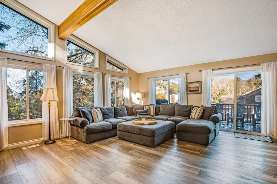 Luxe Home with Private Hot Tub washer&dryer & Free WiFi - Short Walk to Beach House in Manzanita