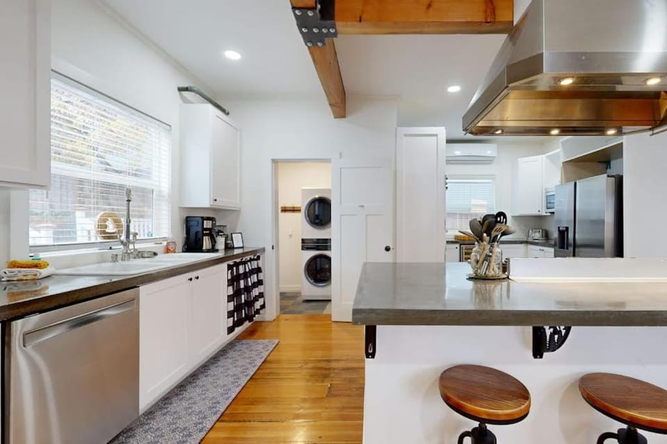 Relaxing river-view home with private patio grill covered balcony & W&D House in Hood River