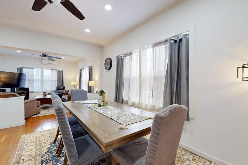Relaxing river-view home with private patio grill covered balcony & W&D House in Hood River
