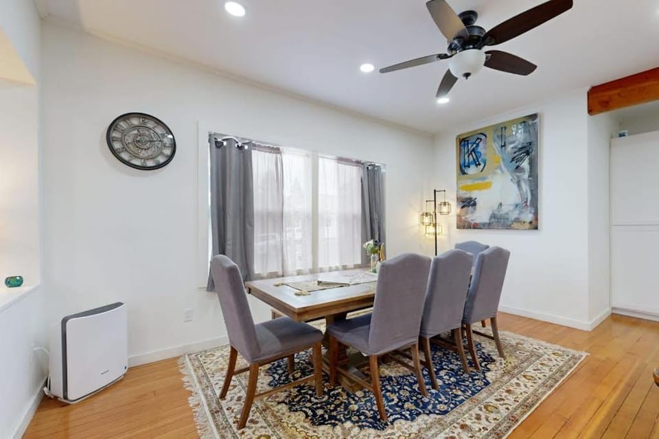 Relaxing river-view home with private patio grill covered balcony & W&D House in Hood River