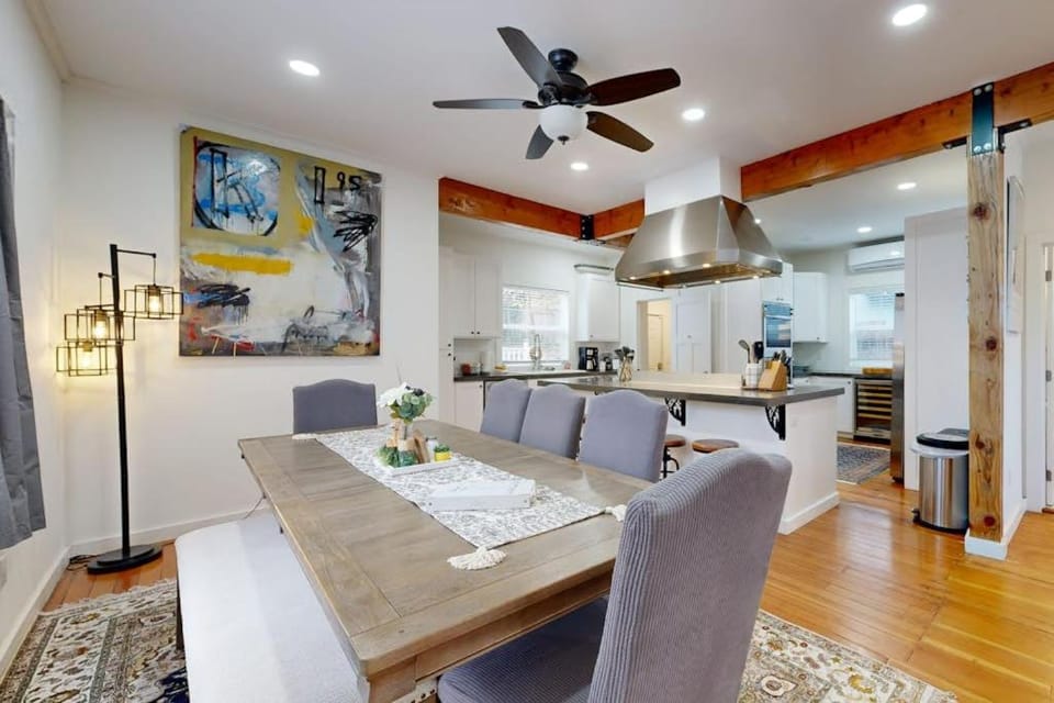 Relaxing river-view home with private patio grill covered balcony & W&D House in Hood River
