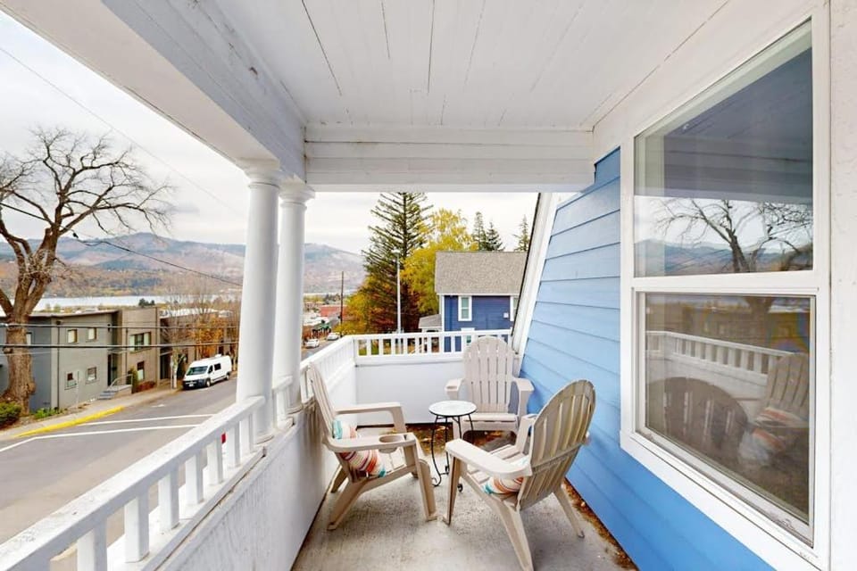 Relaxing river-view home with private patio grill covered balcony & W&D House in Hood River