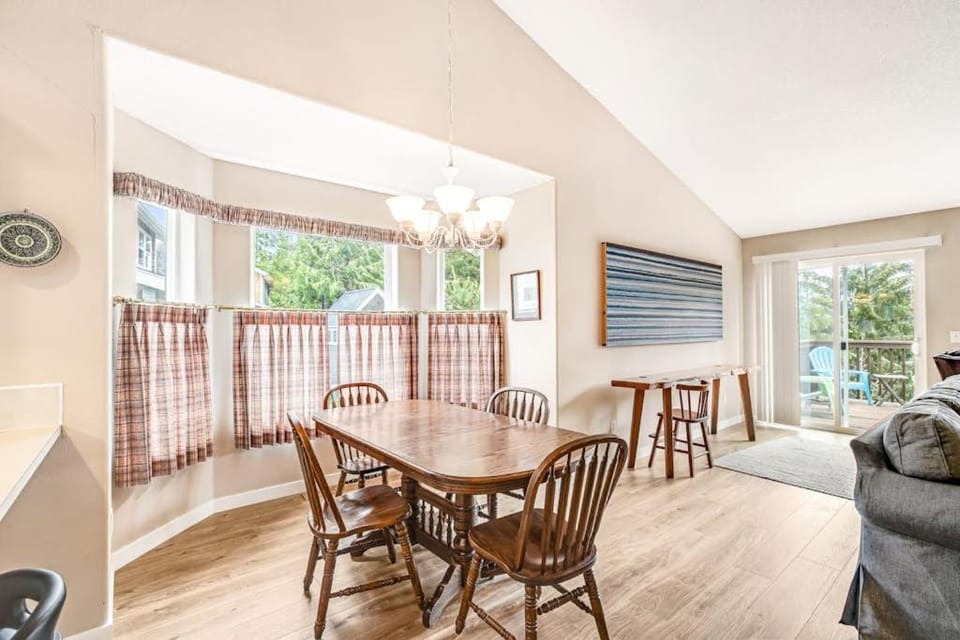 Dog friendly house withspacious deck gas grill near Manzanita and the ocean House in Washington
