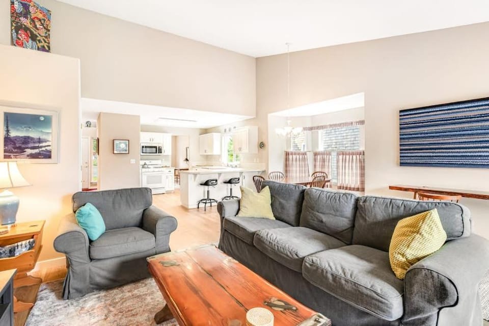 Dog friendly house withspacious deck gas grill near Manzanita and the ocean House in Washington