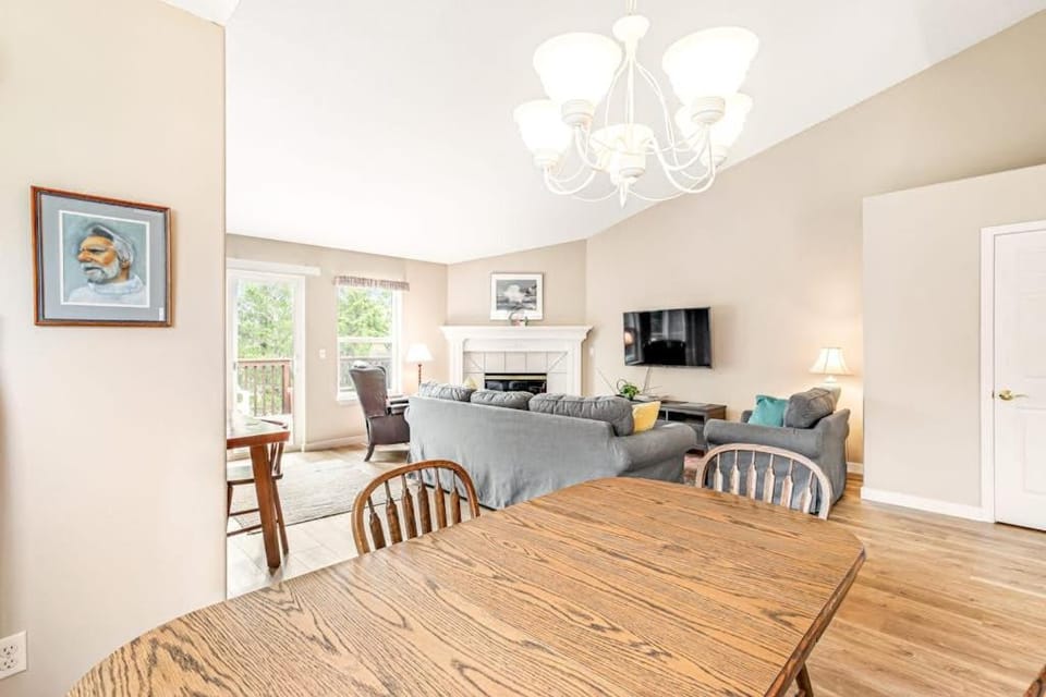 Dog friendly house withspacious deck gas grill near Manzanita and the ocean House in Washington