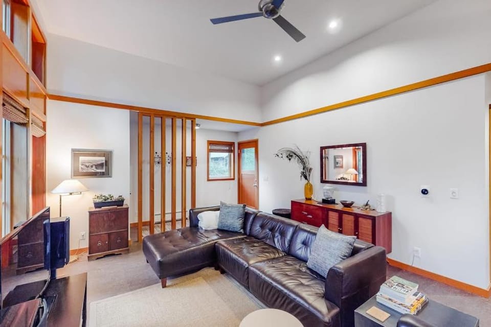 Tranquil Mid-Century Artist's Retreat with Deck & Patio - Walk to the Beach & Town House in Manzanita