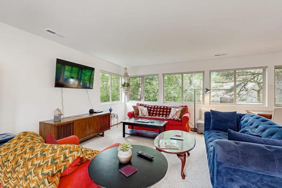 Forest-view home with fireplace deck - Walk to the Beach & Golf Course House in Manzanita