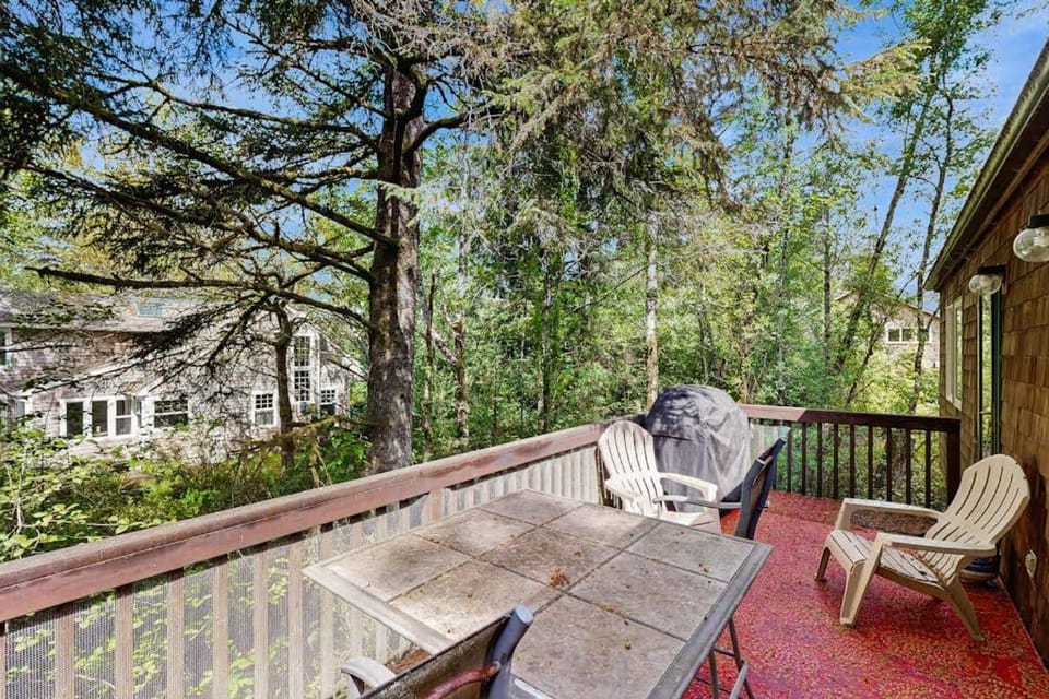 Forest-view home with fireplace deck - Walk to the Beach & Golf Course House in Manzanita