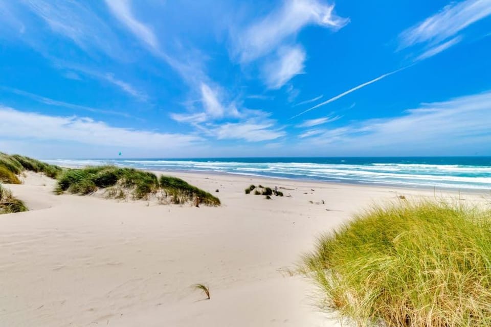 Forest-view home with fireplace deck - Walk to the Beach & Golf Course House in Manzanita