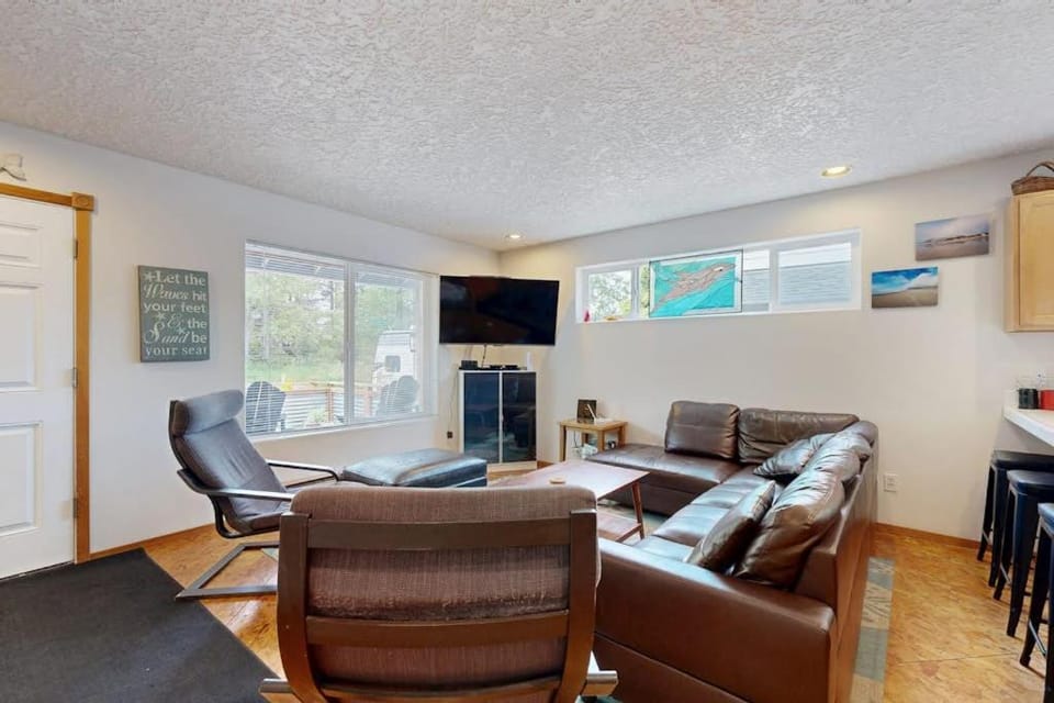 Spacious home with full kitchen deck & grill - walk to beach & state park House in Manzanita
