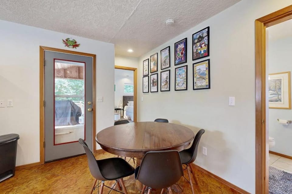 Spacious home with full kitchen deck & grill - walk to beach & state park House in Manzanita