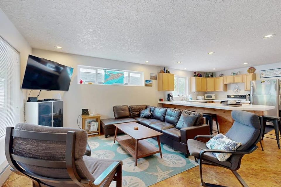 Spacious home with full kitchen deck & grill - walk to beach & state park House in Manzanita