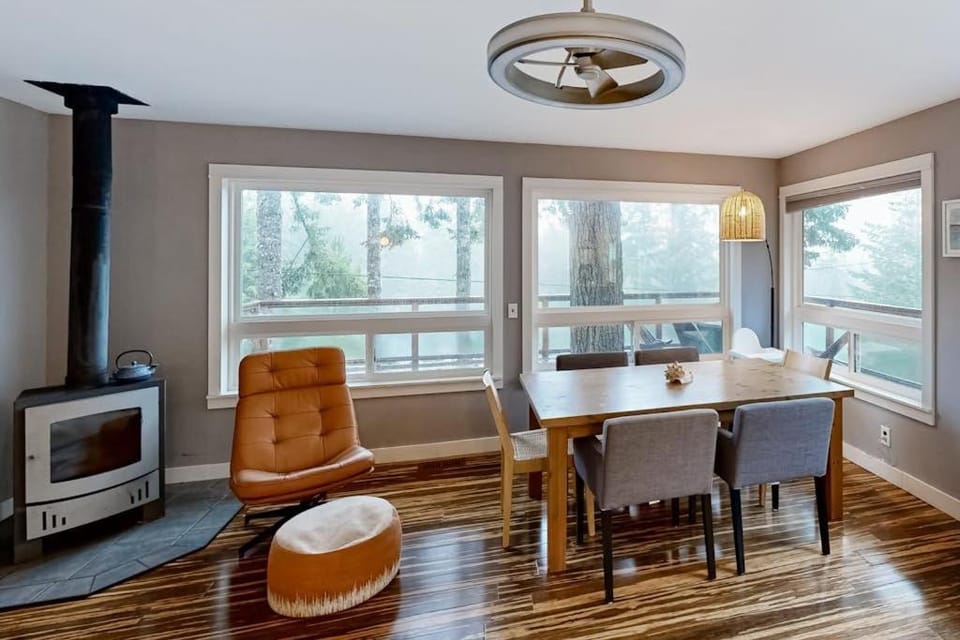 Welcoming haven with mountain view fireplaces & walkable locale MCA #824 House in Manzanita