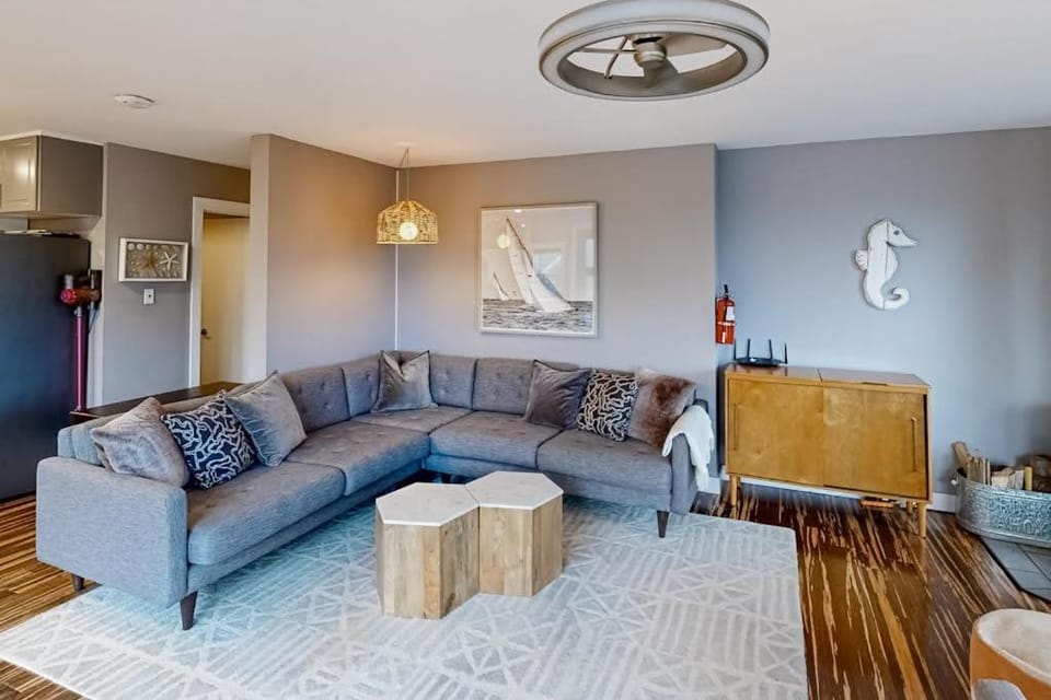 Welcoming haven with mountain view fireplaces & walkable locale MCA #824 House in Manzanita