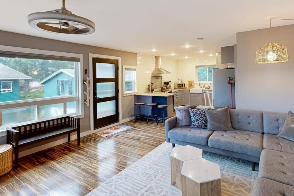 Welcoming haven with mountain view fireplaces & walkable locale MCA #824 House in Manzanita