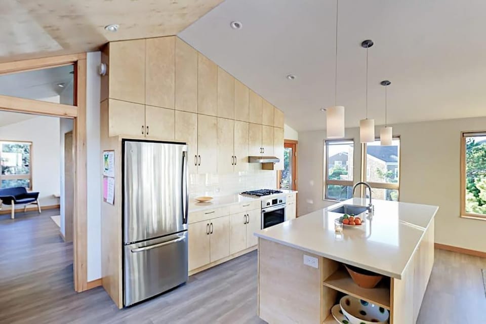Ocean-view modern masterpiece just 4 houses down from beach - fireplace & grill House in Manzanita