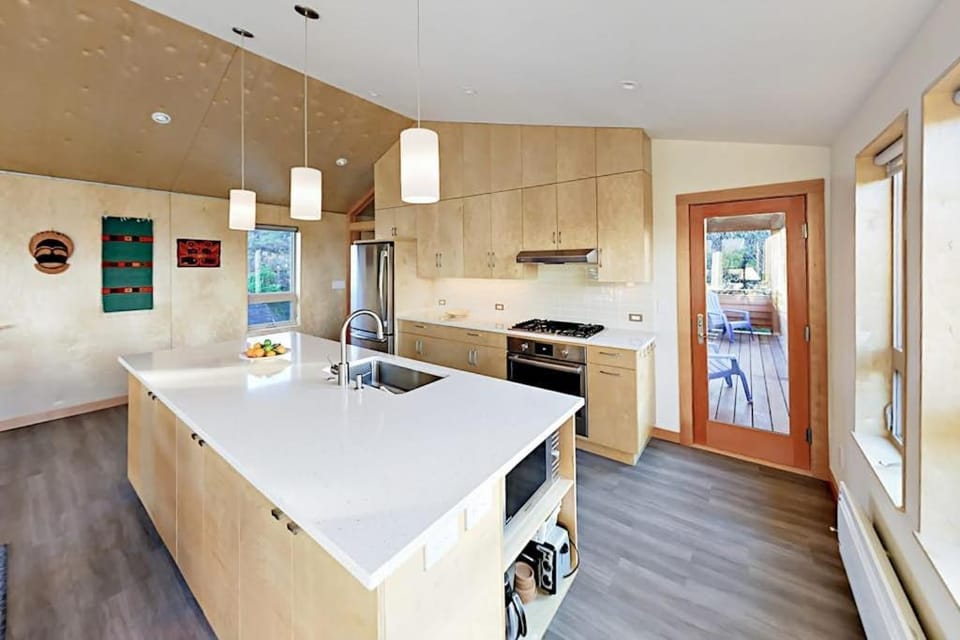 Ocean-view modern masterpiece just 4 houses down from beach - fireplace & grill House in Manzanita